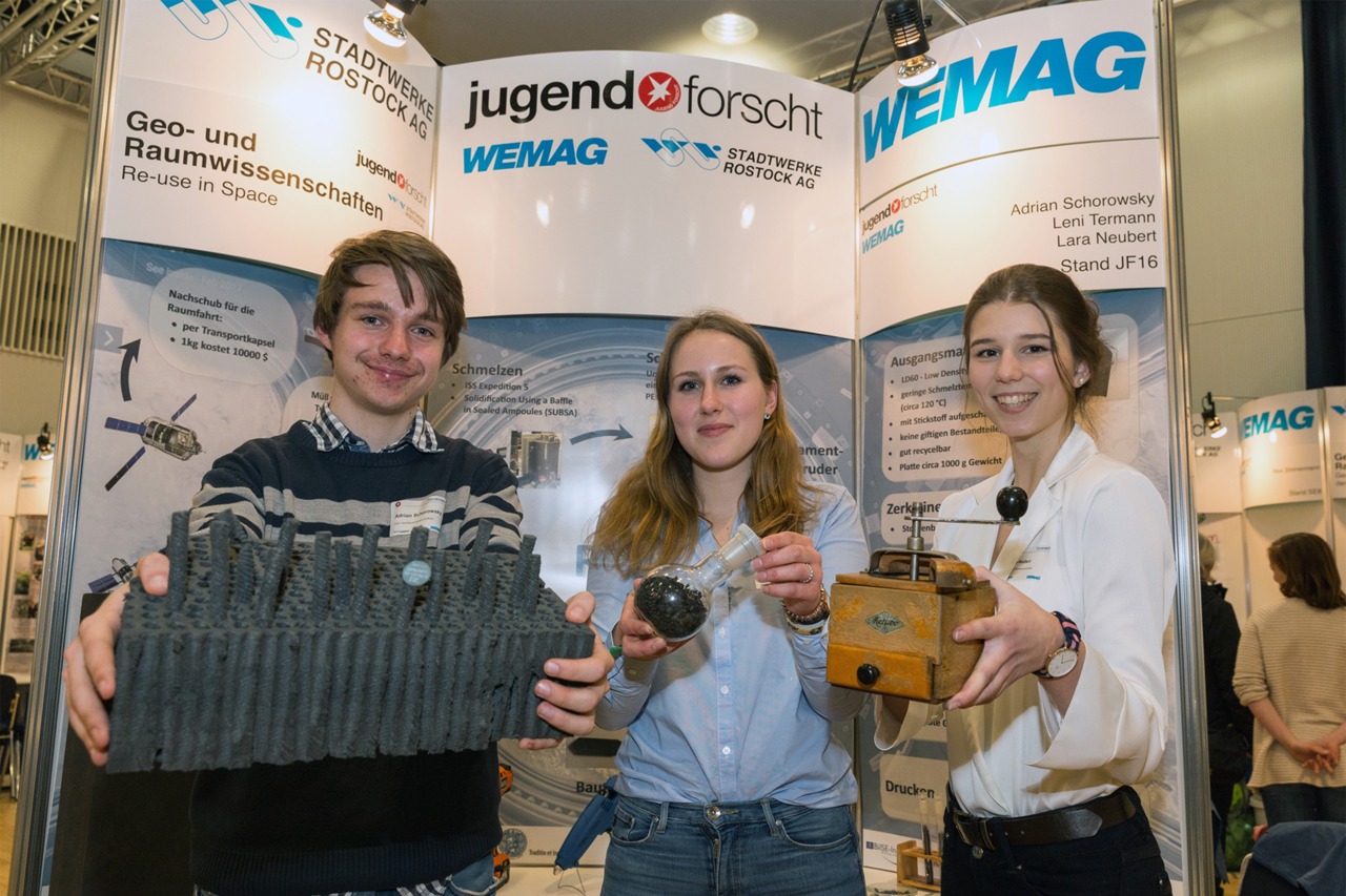 Jugend forscht, Fachgebiet Geo- und Raumwissenschaften, Thema: „Re-use in Space! Adrian Schorowsky, Erasmus-Gymnasium Rostock, Leni Termann, Gymnasium Reutershagen und Lara Neubert, Gymnasium Reutershagen (v.l.), Foto: Wemag/Stephan Rudolph-Kramer