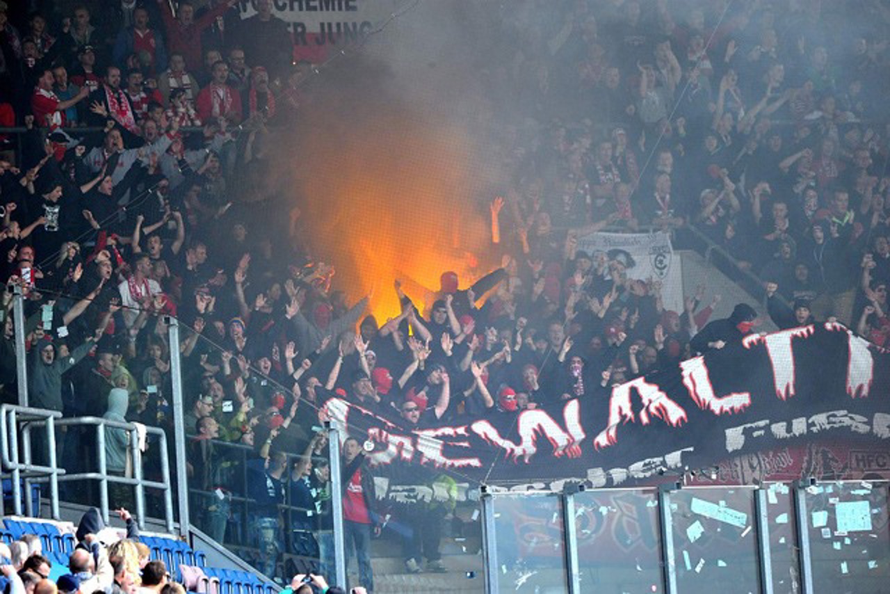Hansa Rostock - Hallescher FC: Pyrotechnik im Gästeblock