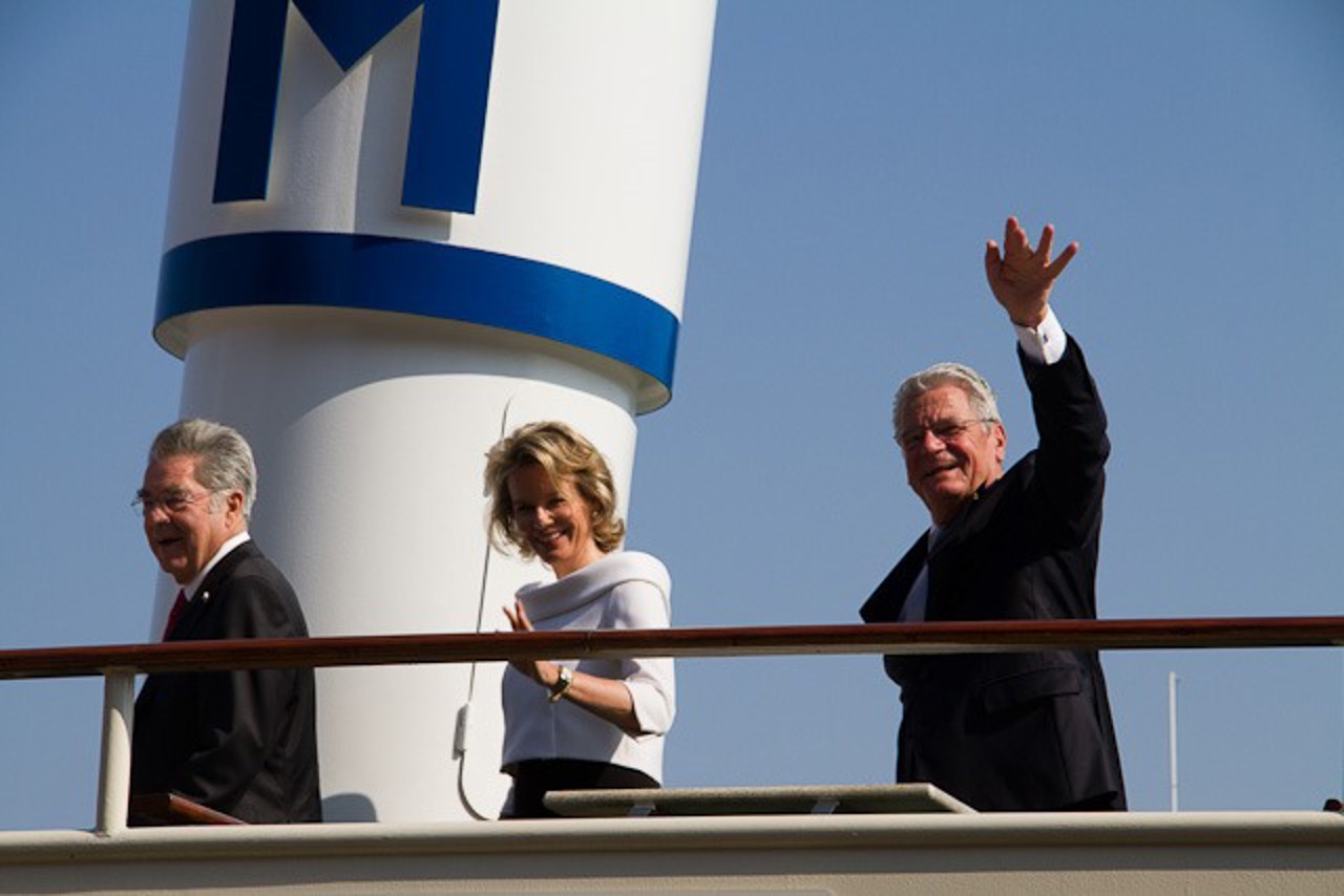 Heinz Fischer, Königin Mathilde und Joachim Gauck auf einem Warnemünder Fahrgastschiff, wo das Mittagessen während der Fahrt nach Rostock serviert wurde.