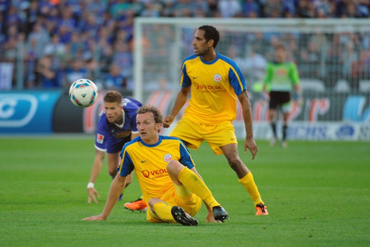 Dominic Peitz und Dexter Langen schauen dem Ball hinterher