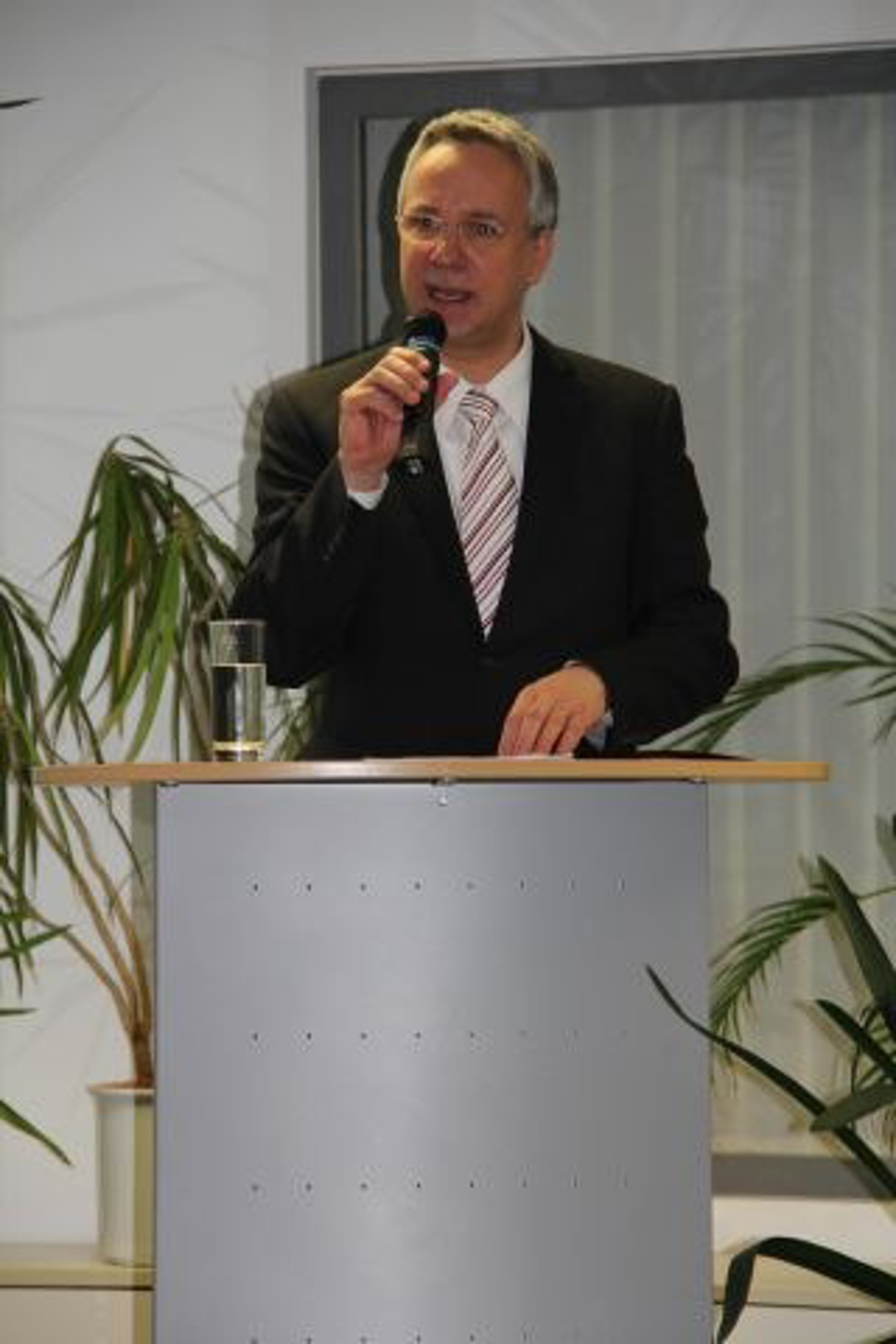Dr. Stefan Rudolph