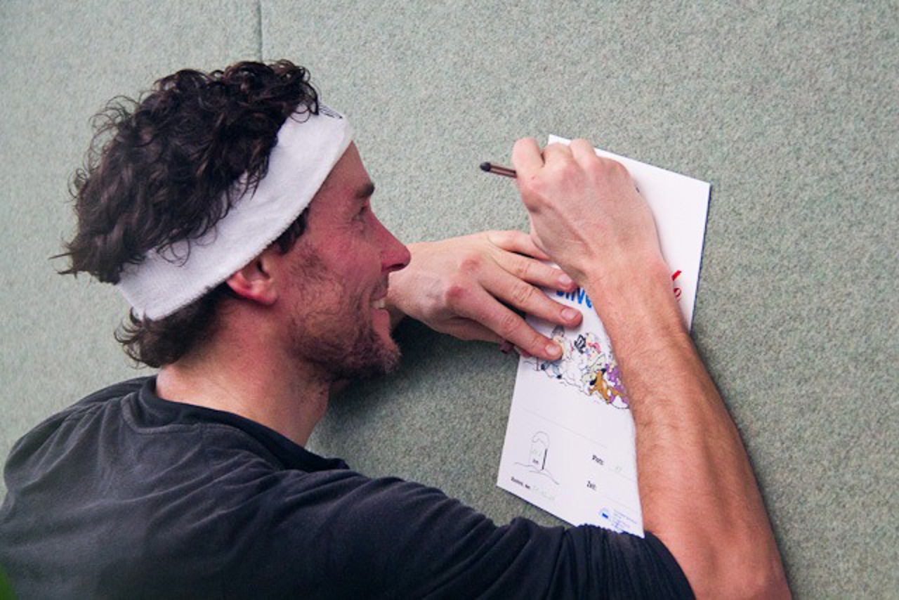 Nach dem 22 km langen Silvesterlauf gibt Andreas Raelert Autogramme
