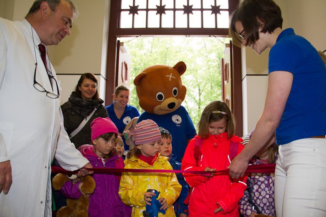 Das Teddybärkrankenhaus Rostock 2014 ist eröffnet. Mit dabei ist auch der große Bär Theo, ein Liebling der Kinder, der sich vor Knuddelattacken kaum zu retten wusste.