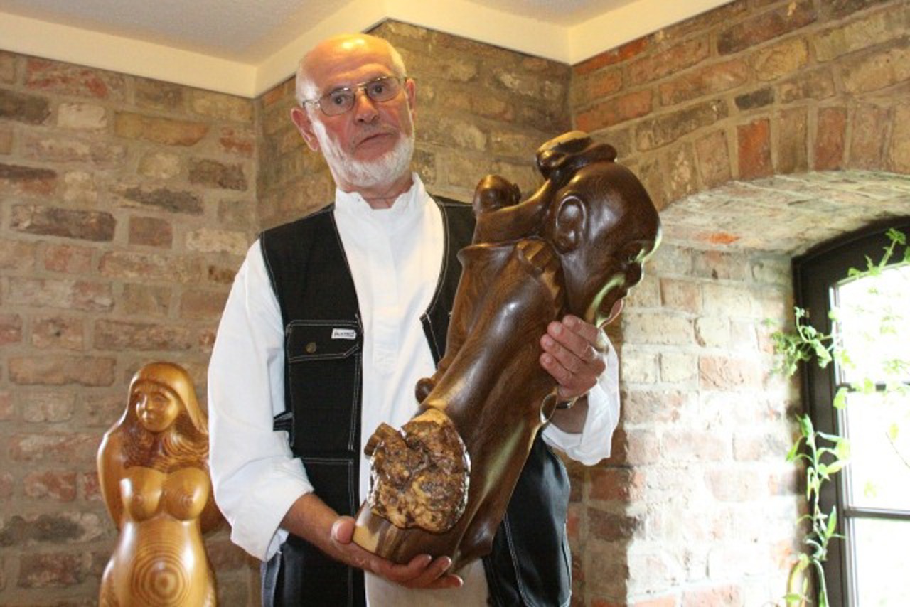 Holzbildhauser Harald Wroost mit der Skulptur „Affe mit Mütze"