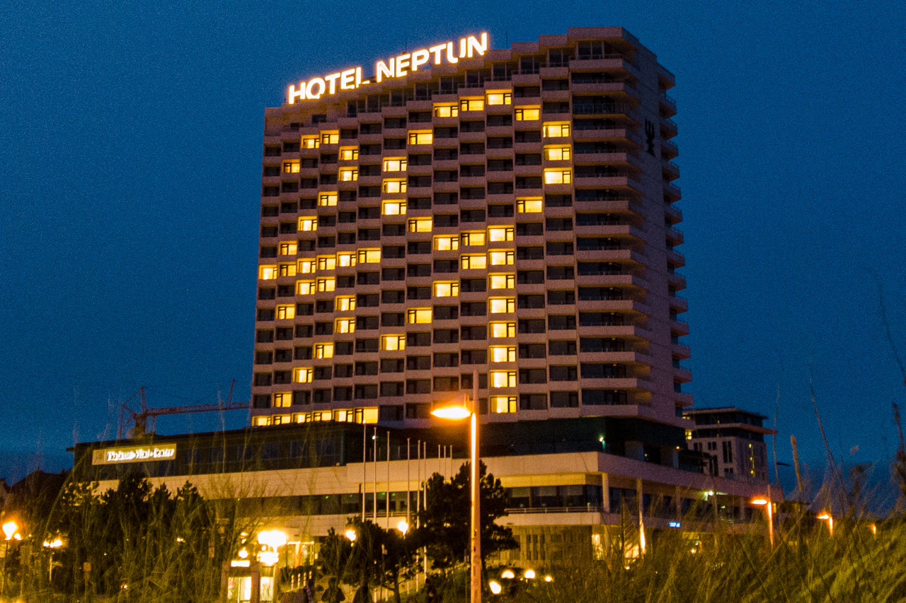 Jahreszahl 2021 leuchtet am Hotel Neptun in Warnemünde