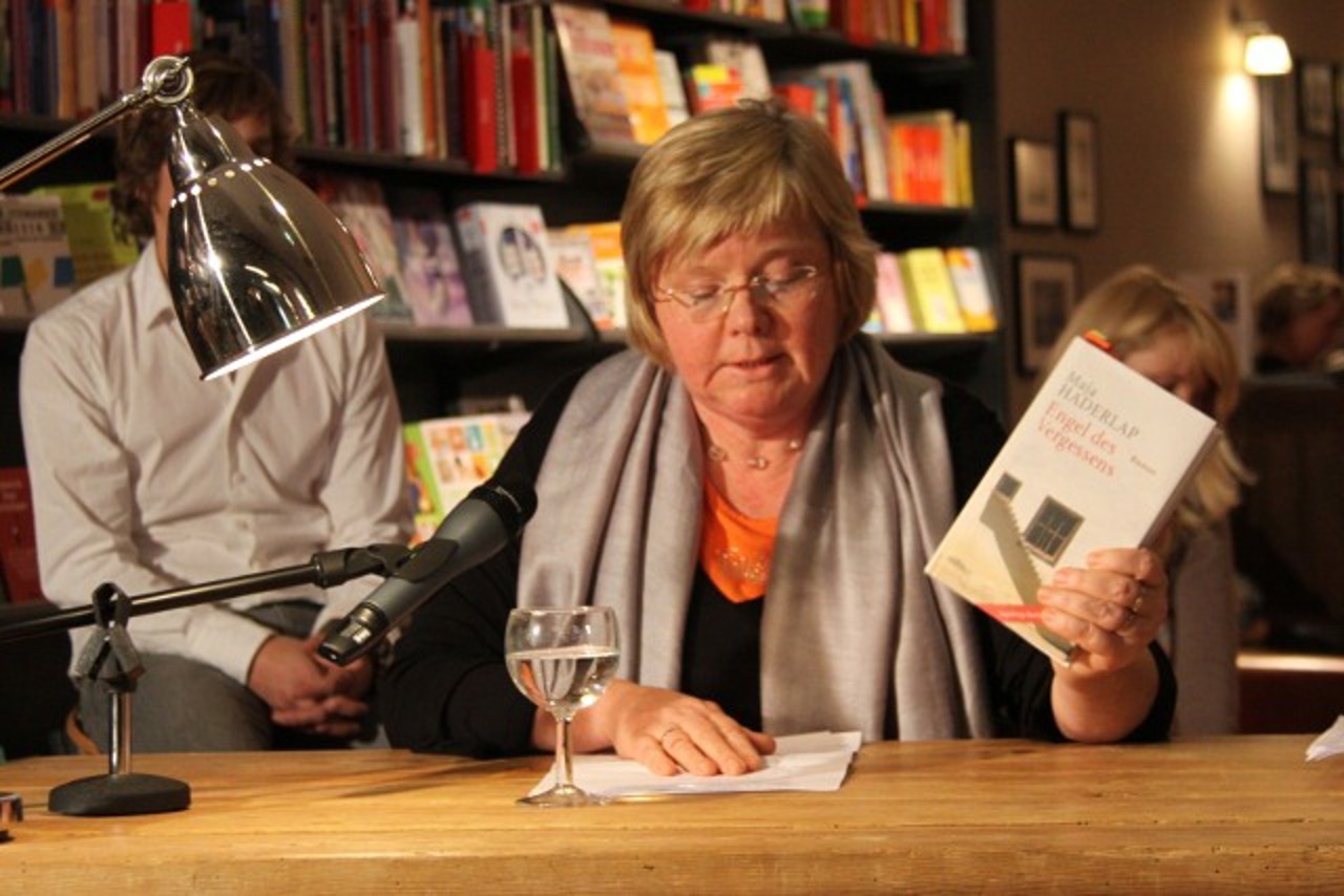 Ruth Jauer präsentierte „Goethe ruft an“ und „Engel des Vergessens“