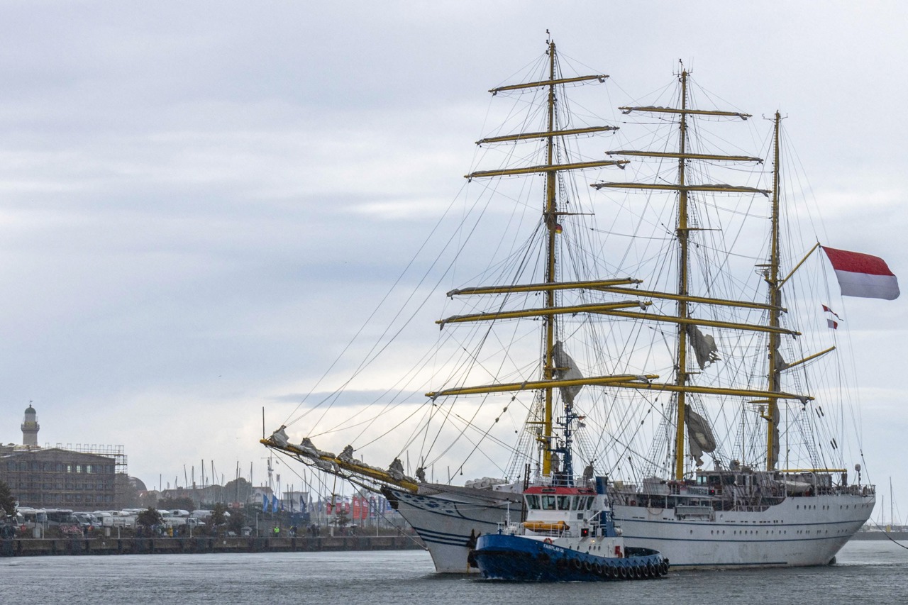 „Bima Suci“, das Segelschulschiff der indonesischen Marine, beim Einlaufen in Rostock-Warnemünde