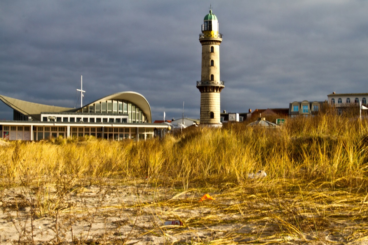 Müll am Strand und in den Dünen von Warnemünde