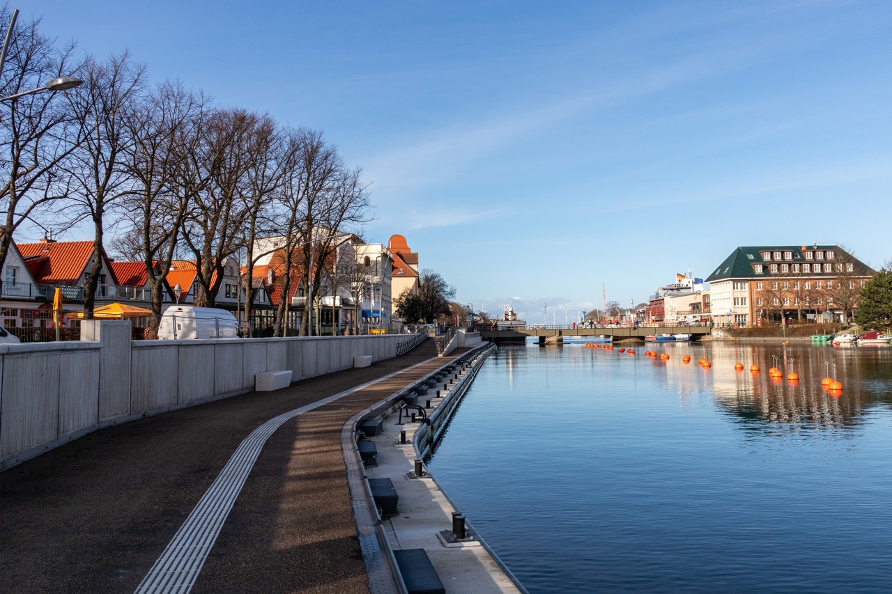 Neue Promenade am Alten Strom in Warnemünde mit Blick auf die Bahnhofsbrücke