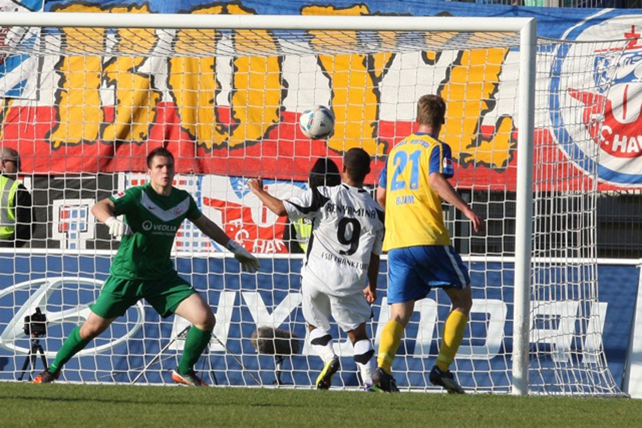 Karim Benyamina (FSV Frankfurt) scheitert an Hansa-Torhüter Kevin Müller