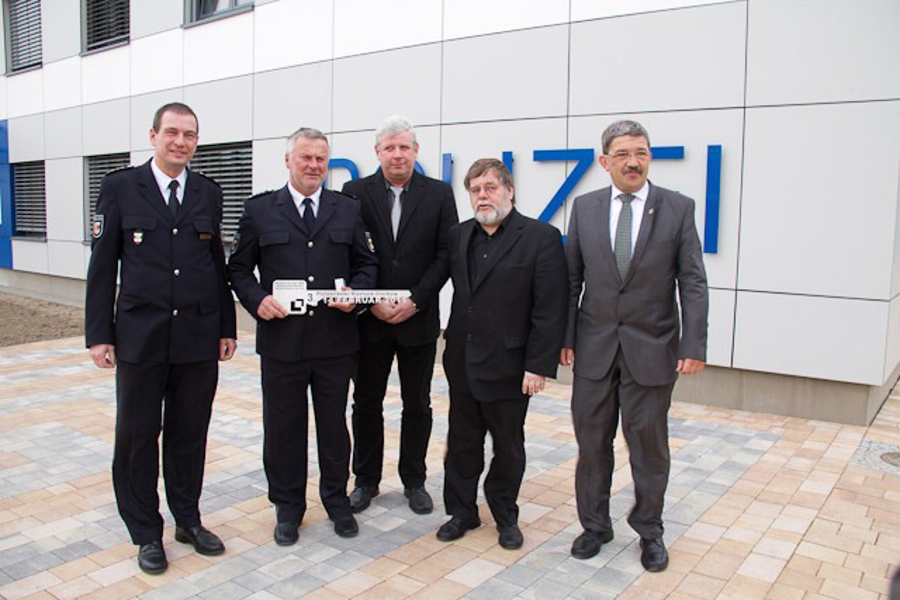 Thomas Laum, Uwe Tredup, Ralf Jahnke, Volker Schlotmann und Lorenz Caffier bei der Einweihung der Polizeidienststelle Dierkow