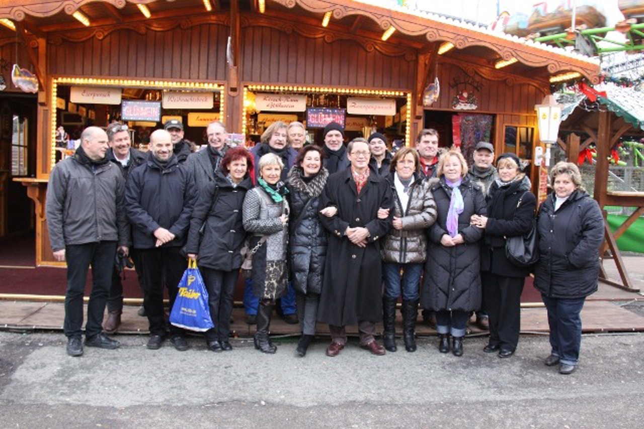 Beteiligte der Spendenübergabe auf dem Rostocker Weihnachtsmarkt 2011