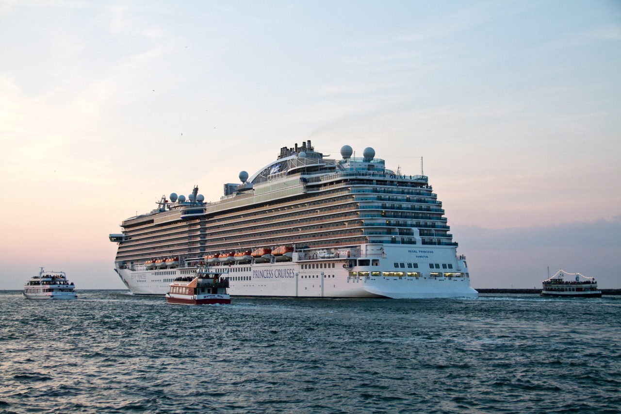 Die Regal Princess verabschiedet sich traditionell mit der Love-Boat-Melodie