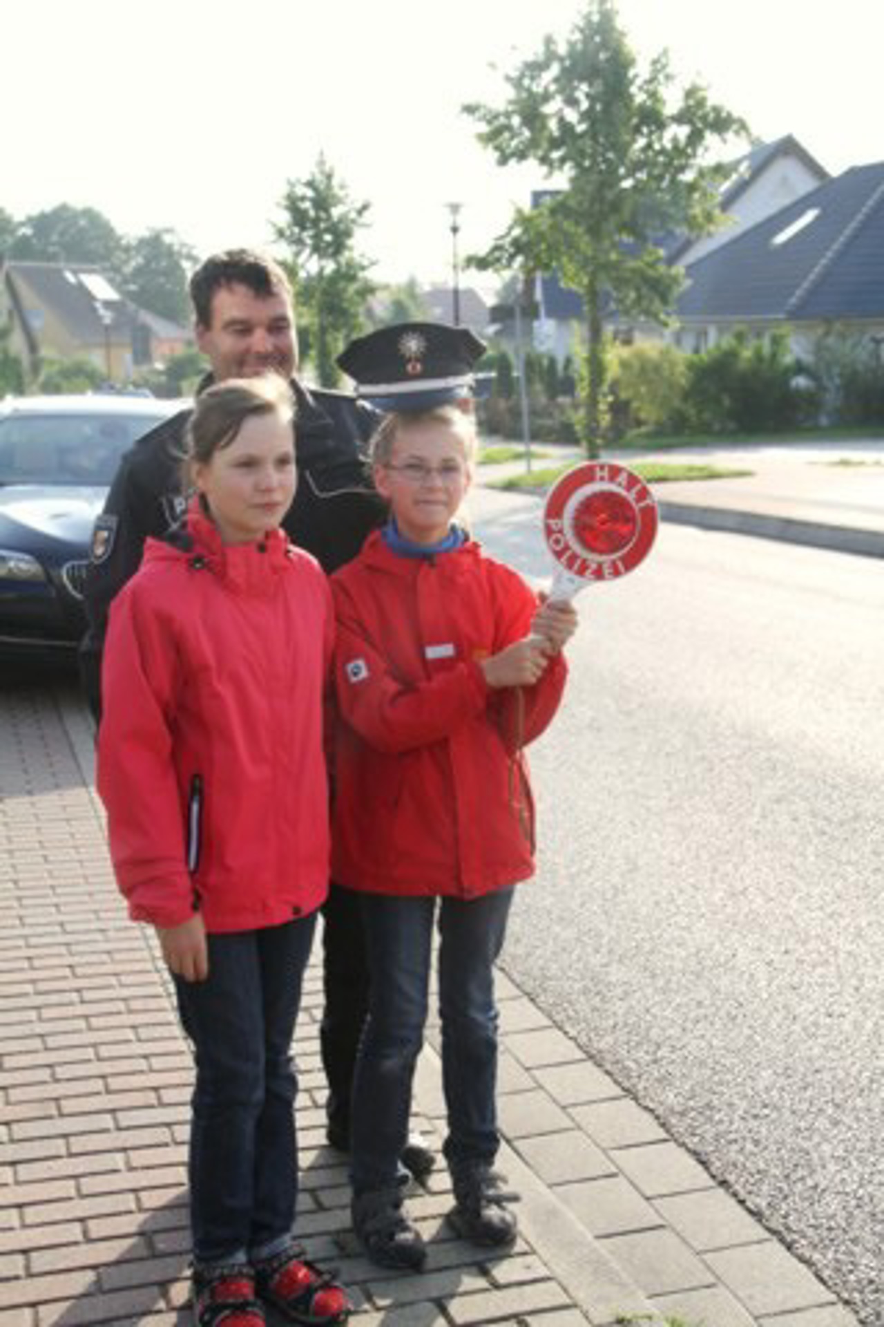 Luisa und Charlotte bei der Verkehrskontrolle