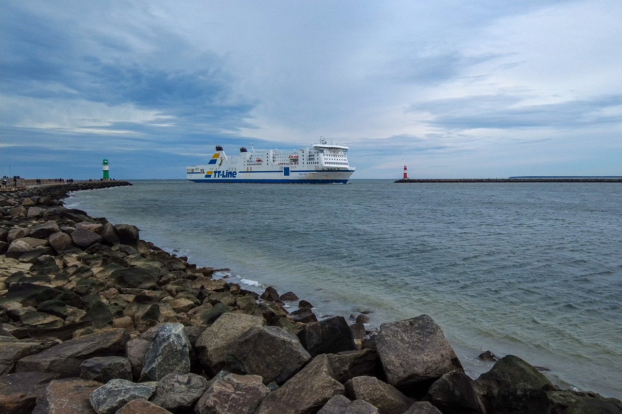 Die Fähre „Peter Pan“ von TT-Line läuft bei Niedrigwasser in Rostock-Warnemünde ein