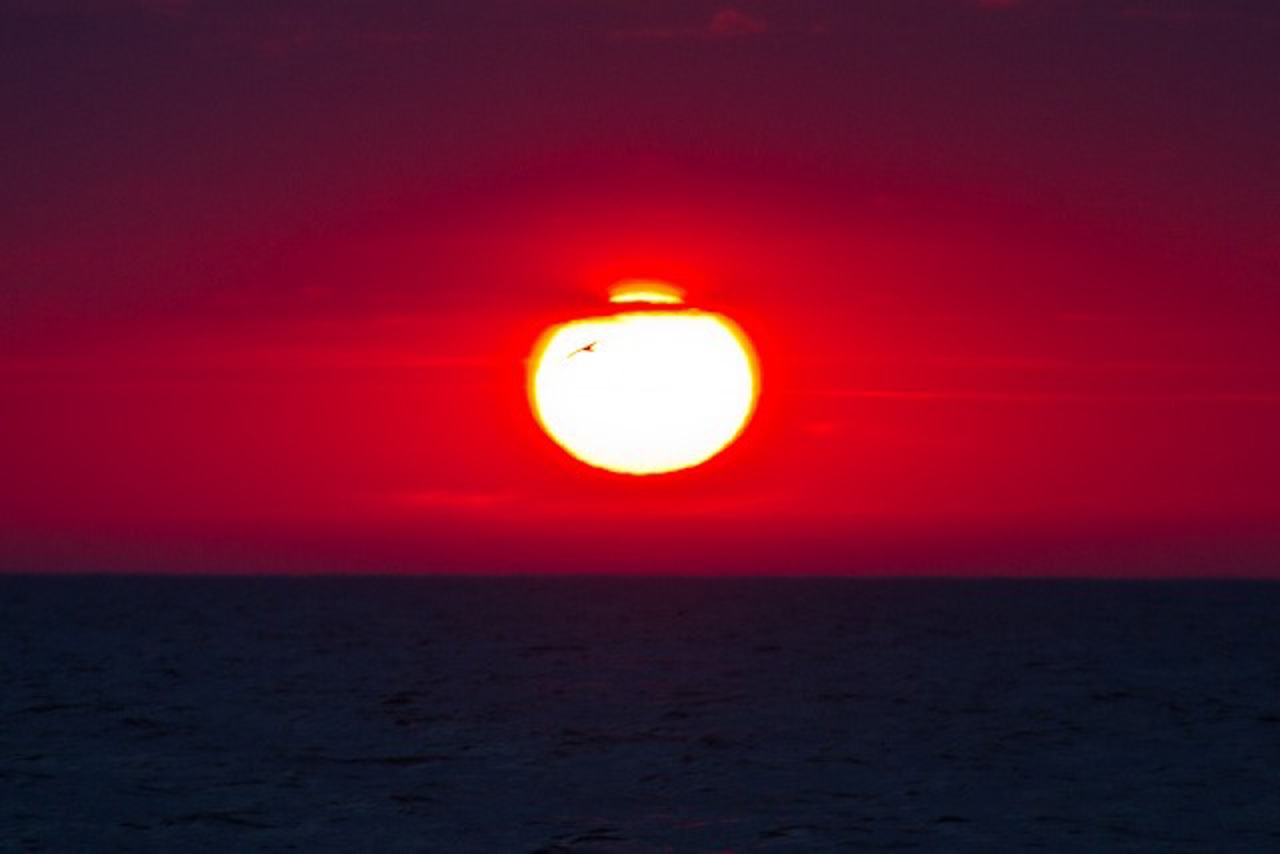 Nach einem eher grauen Sommertag stahl am Abend die Sonne Milow kurzzeitig die Show. Als der rote Sonnenball im Meer verschwand, wandten sich zahlreiche Zuschauer lieber diesem Schauspiel als der Bühne zu.