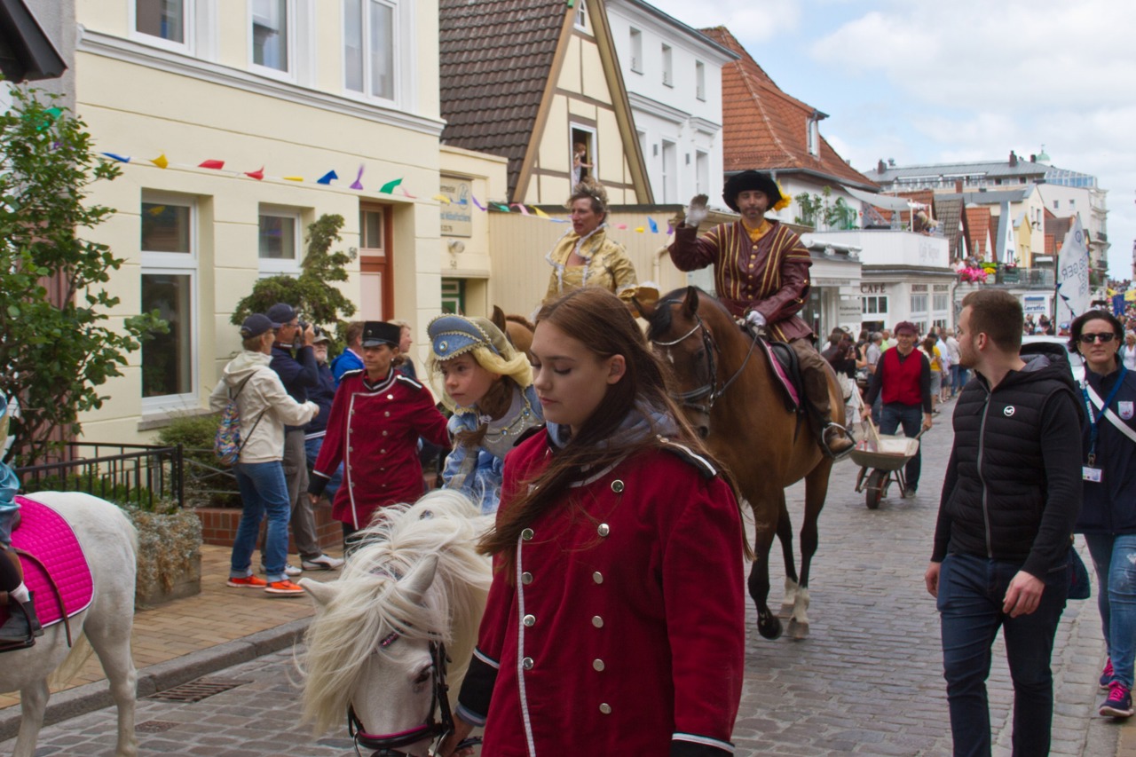 Historische Figuren zu Pferde im Niege Ümgang 2018