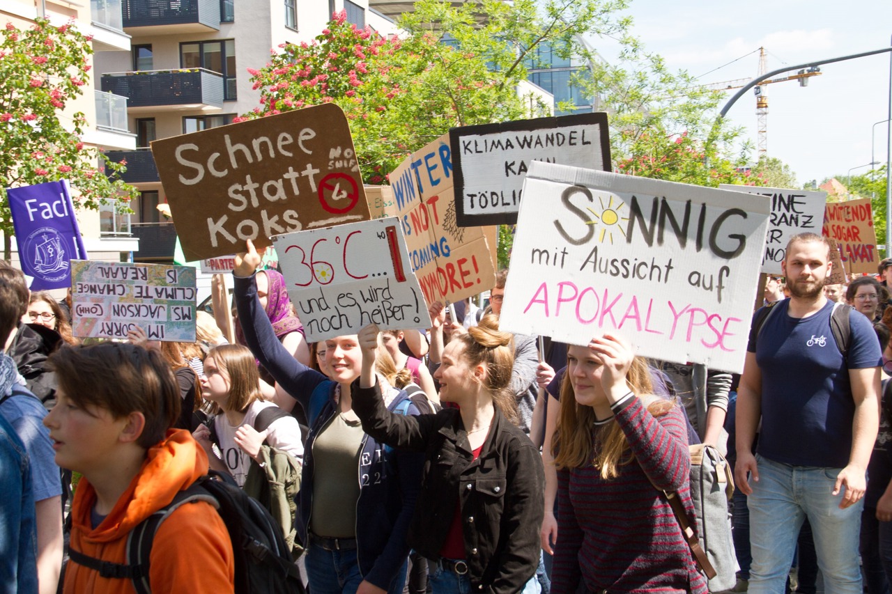 Schüler demonstrieren für eine konsequente Klimapolitik.