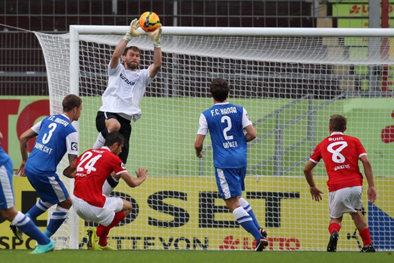 Daniel Bohl scheitert an Hansa-Keeper Jörg Hahnel