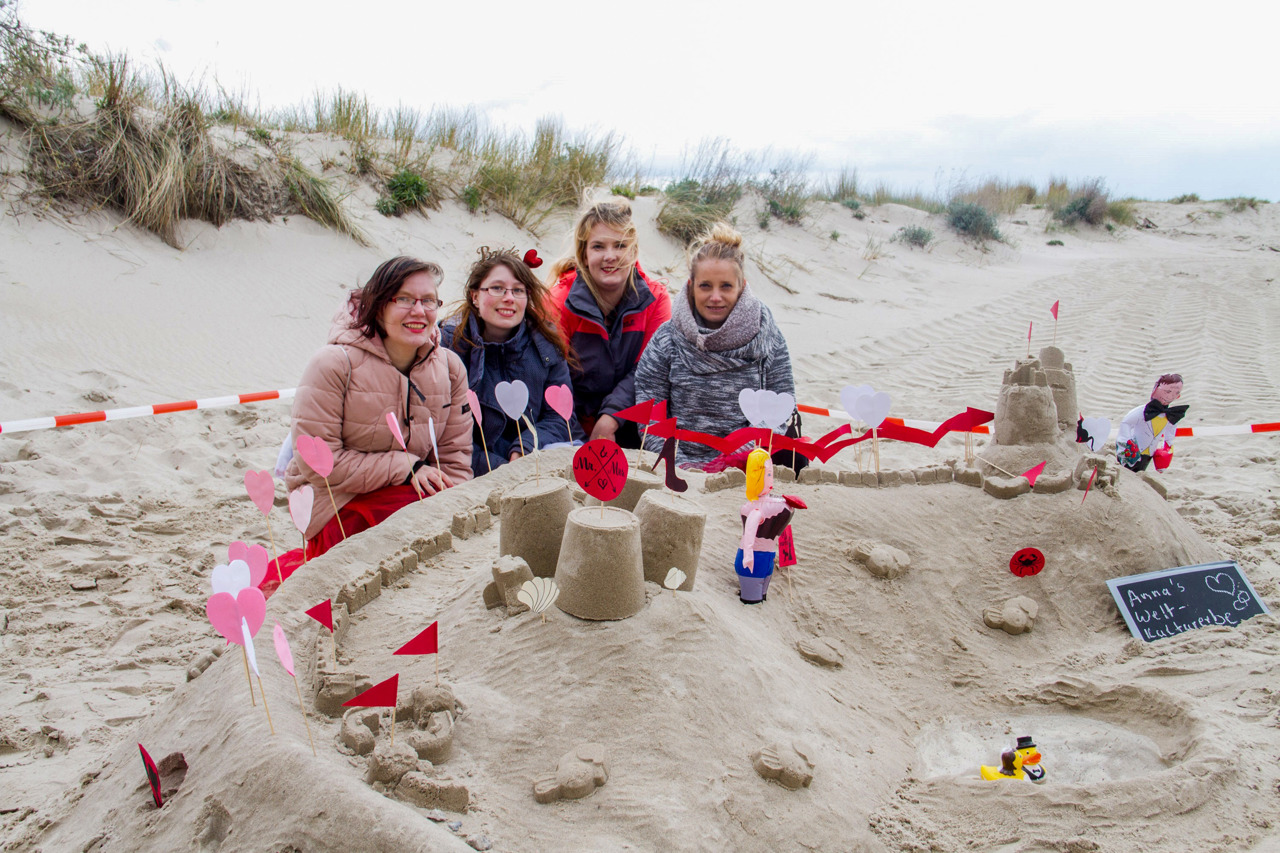 Auch Anna will heiraten und hat sich schon mal ein Traumschloss aus Sand gebaut