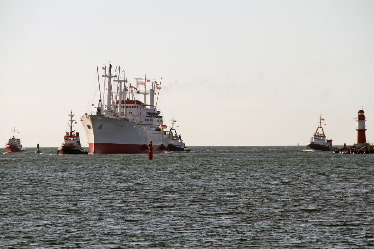 „Cap San Diego“ beim Einlaufen in Rostock-Warnemünde