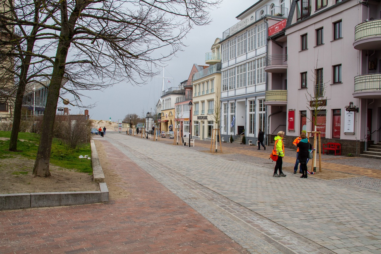 Bäume, Bänke und viel Platz für Fußgänger in der neu gestalteten Straße  „Am Leuchtturm“ in Warnemünde
