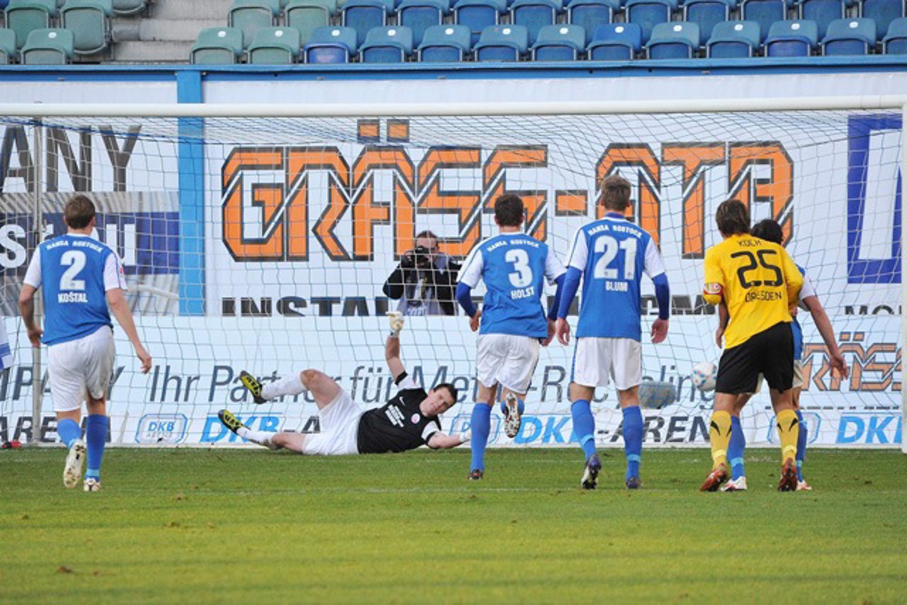 Zlatko Dedic verwandelt den Elfmeter zum 1:1-Ausgleich für Dynamo Dresden