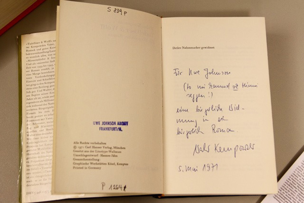 Eine Widmung des Autors Walter Kempowski, der Uwe Johnson eine Ausgabe seines "Tadellöser und Wolff" schenkte.