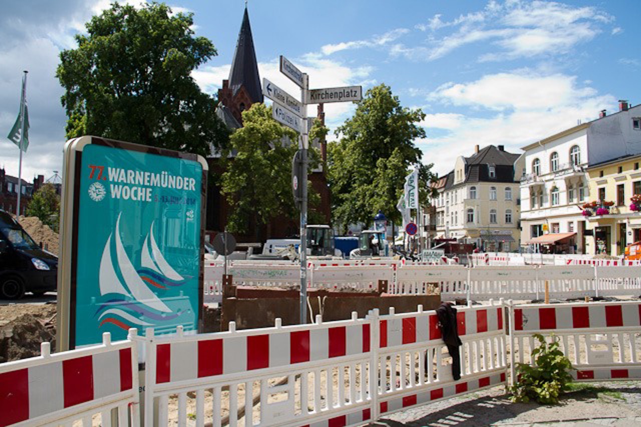 Bauarbeiten am Kirchenplatz in Warnemünde
