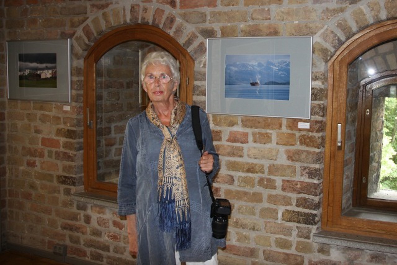 Barbara Trottnow vor ihrem Bild "Arbeitsschiff im Fjord"