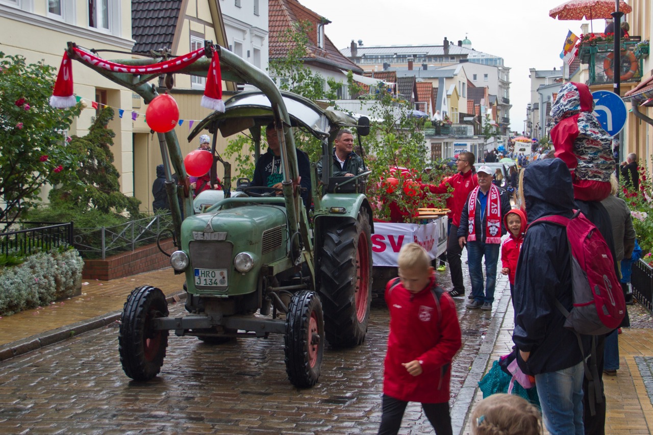 Gartenverein mit geschmücktem Traktor