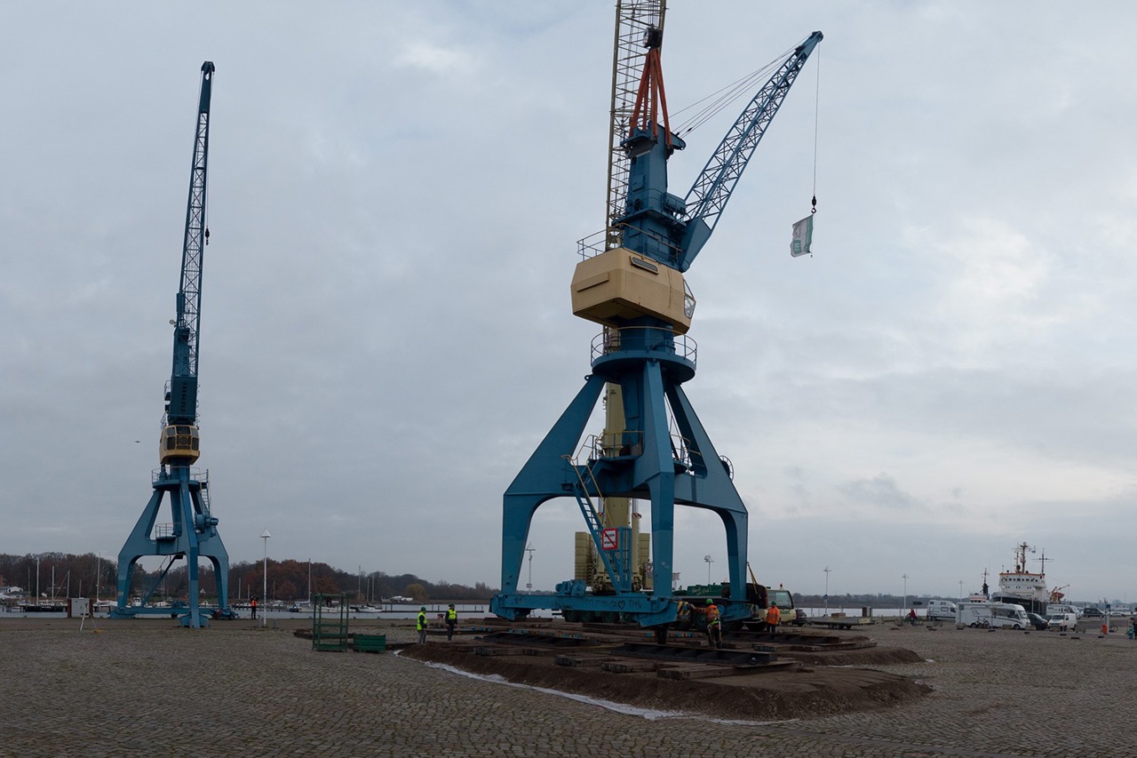 Geschafft: Der blaue Portalkran steht auf dem Fundament an seinem neuen temporären Standort