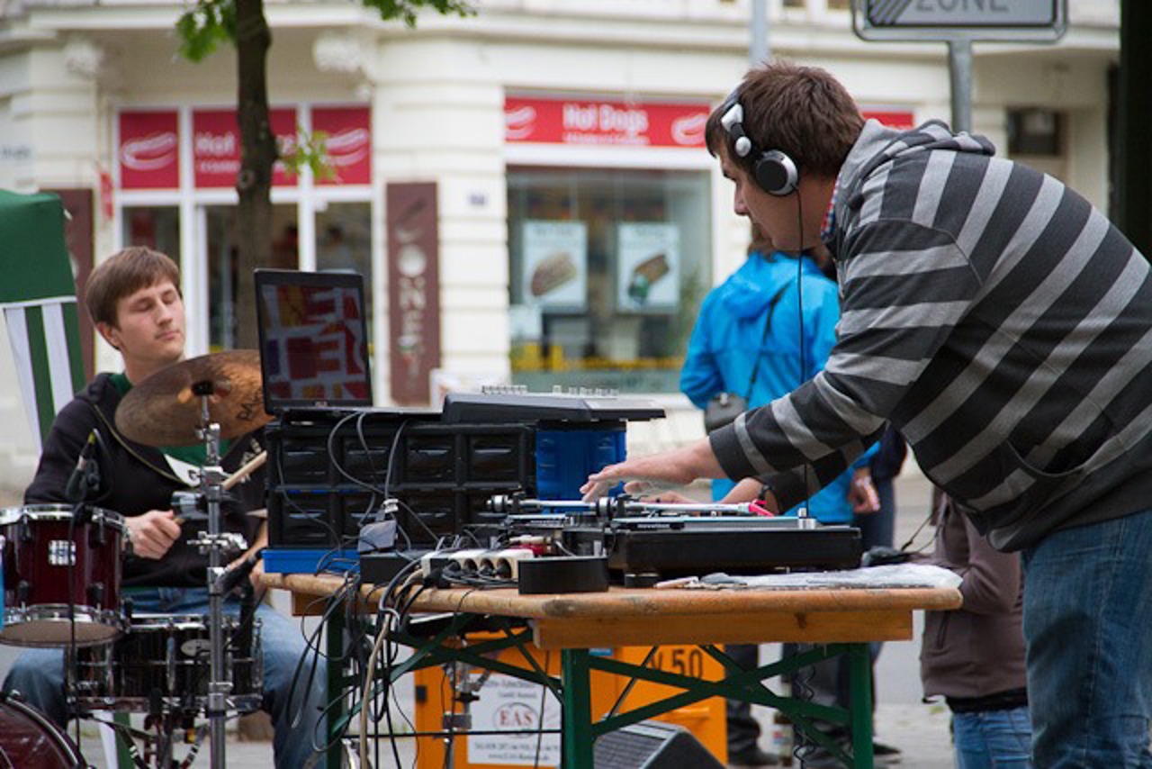 Pete und Kloppenburg motzen beliebte Hits mit Live-Drums auf.