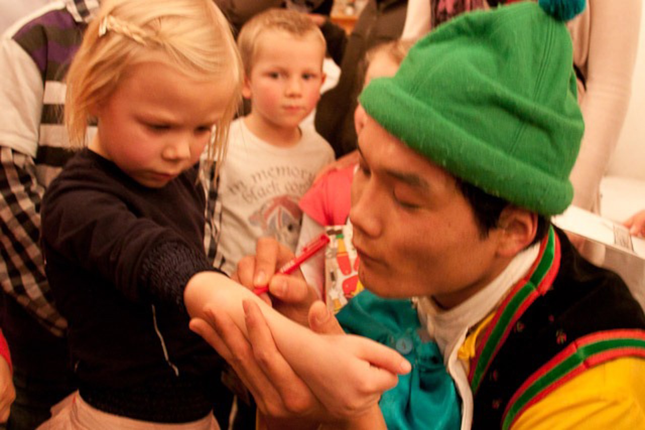 Enkhzorig Narmandakh und Fan im Volksstheater Rostock