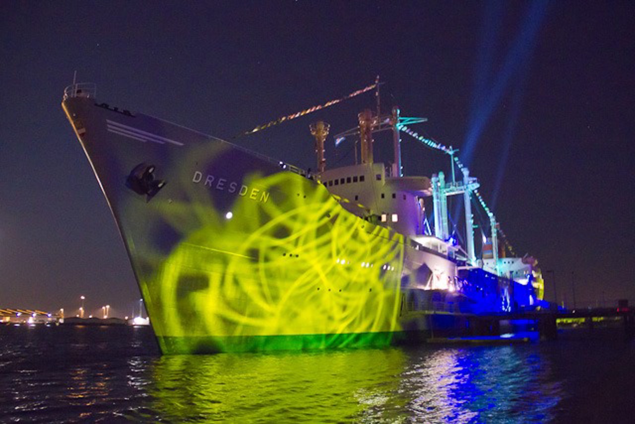 Lichtspiele an der Außenwand des Traditionsschiffes.