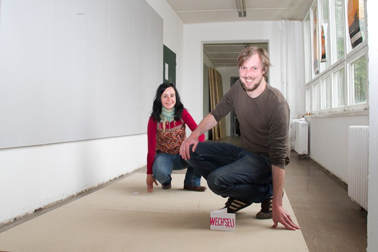 Janet Zeugner und Matthias Dettmann bereiten die Boxen vor