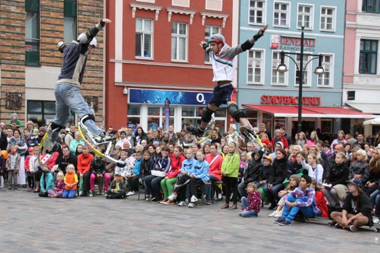 Die Bouncer in Aktion beim Sporttag auf dem Universitätsplatz