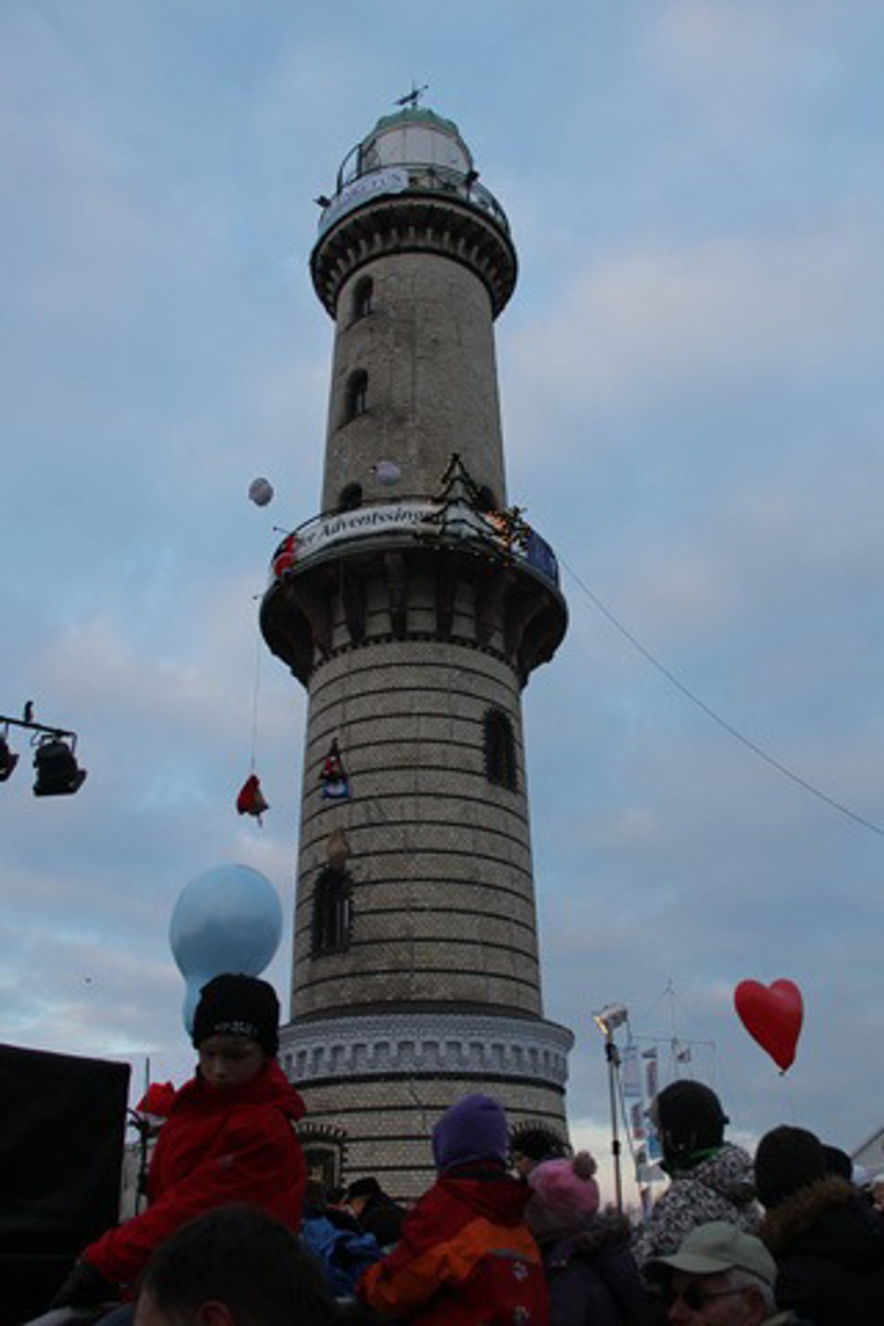 Weihnachtlich geschmückter Leuchtturm