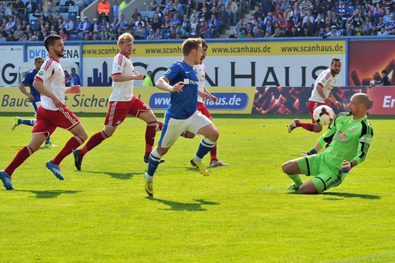 David Blacha (Hansa Rostock) scheitert an Keeper Fabio Coltorti (RB Leipzig)