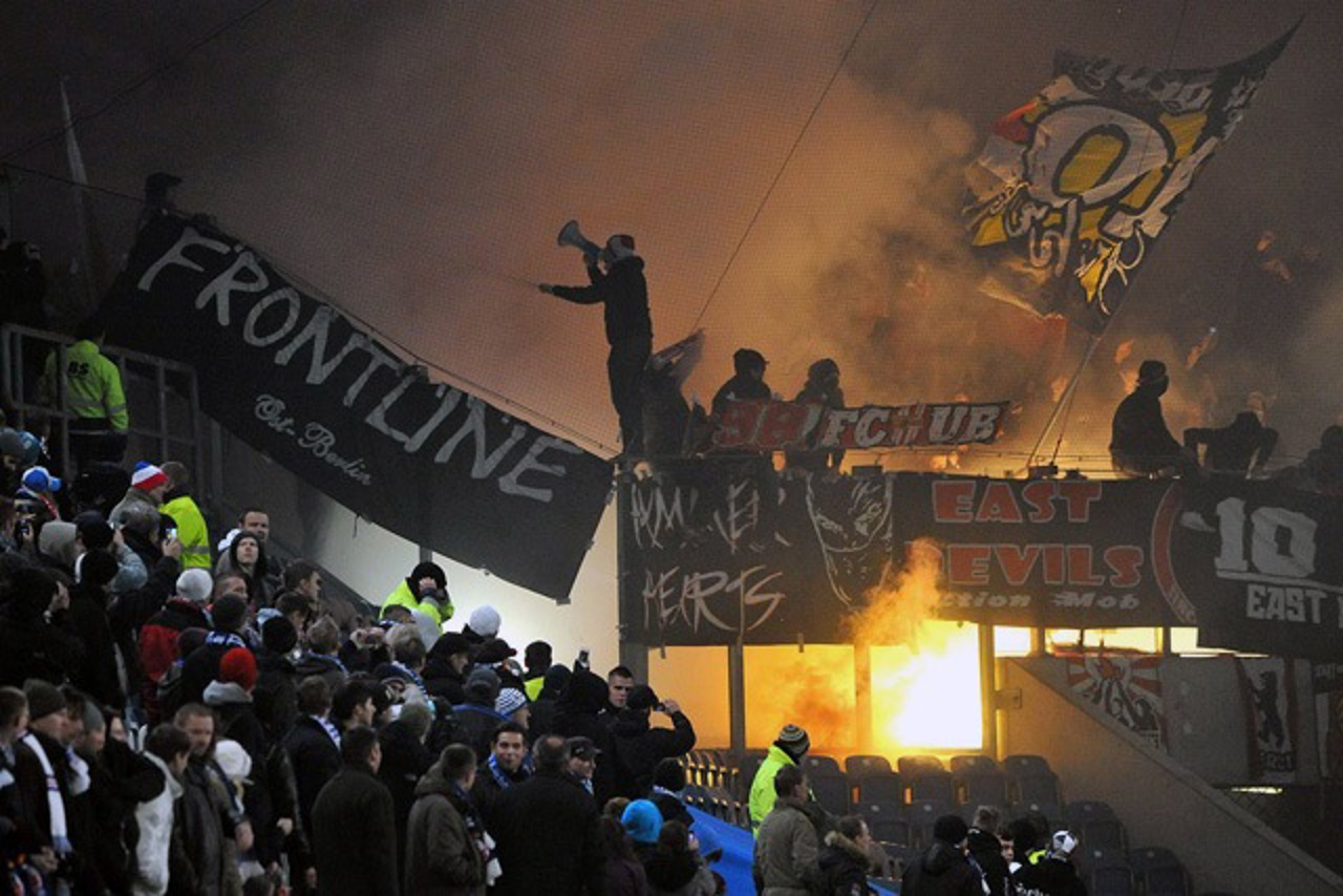 Pyrotechnik im Gästeblock von Union Berlin