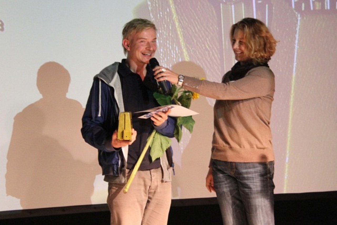 Torsten Flassig mit dem Goldenen Toaster, überreicht von Schauspielerin Sonja Hilberger