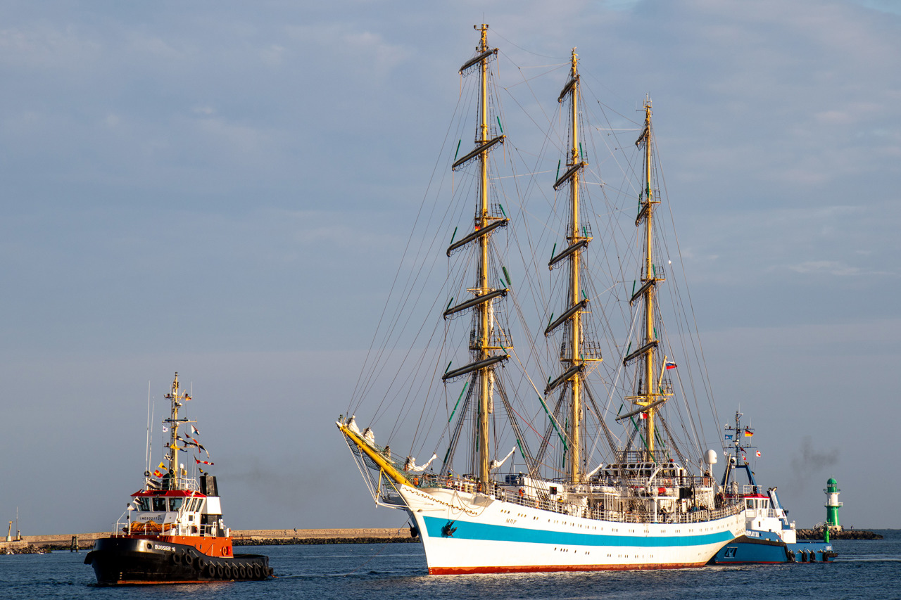 Segelschulschiff „Mir“ (Russland) in Warnemünde