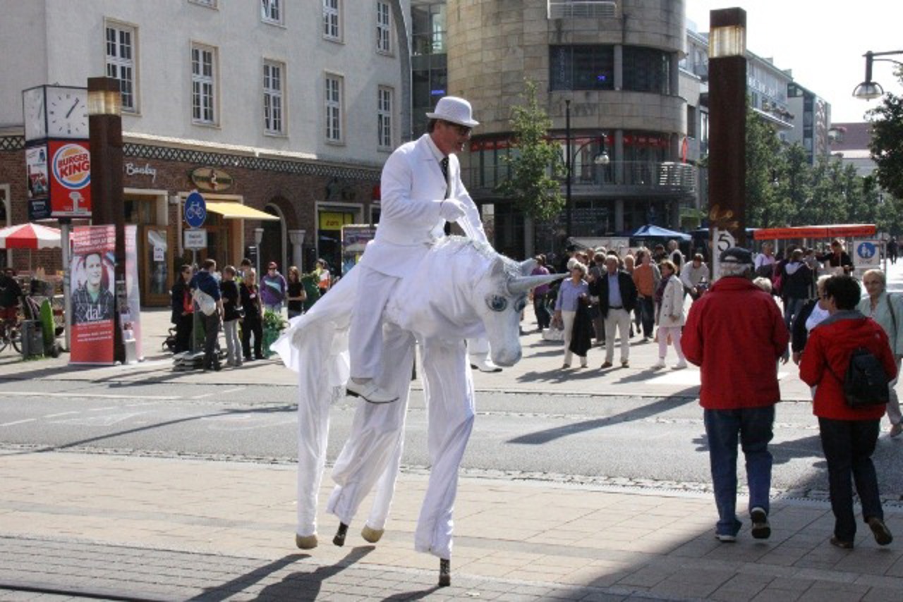 Uwe Albrecht als Mr. Applethorn auf seinem Einhorn
