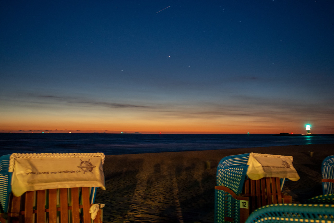 Leuchtende Nachtwolken (NLC) am Strand von Warnemünde (21./22. Juni 2019)