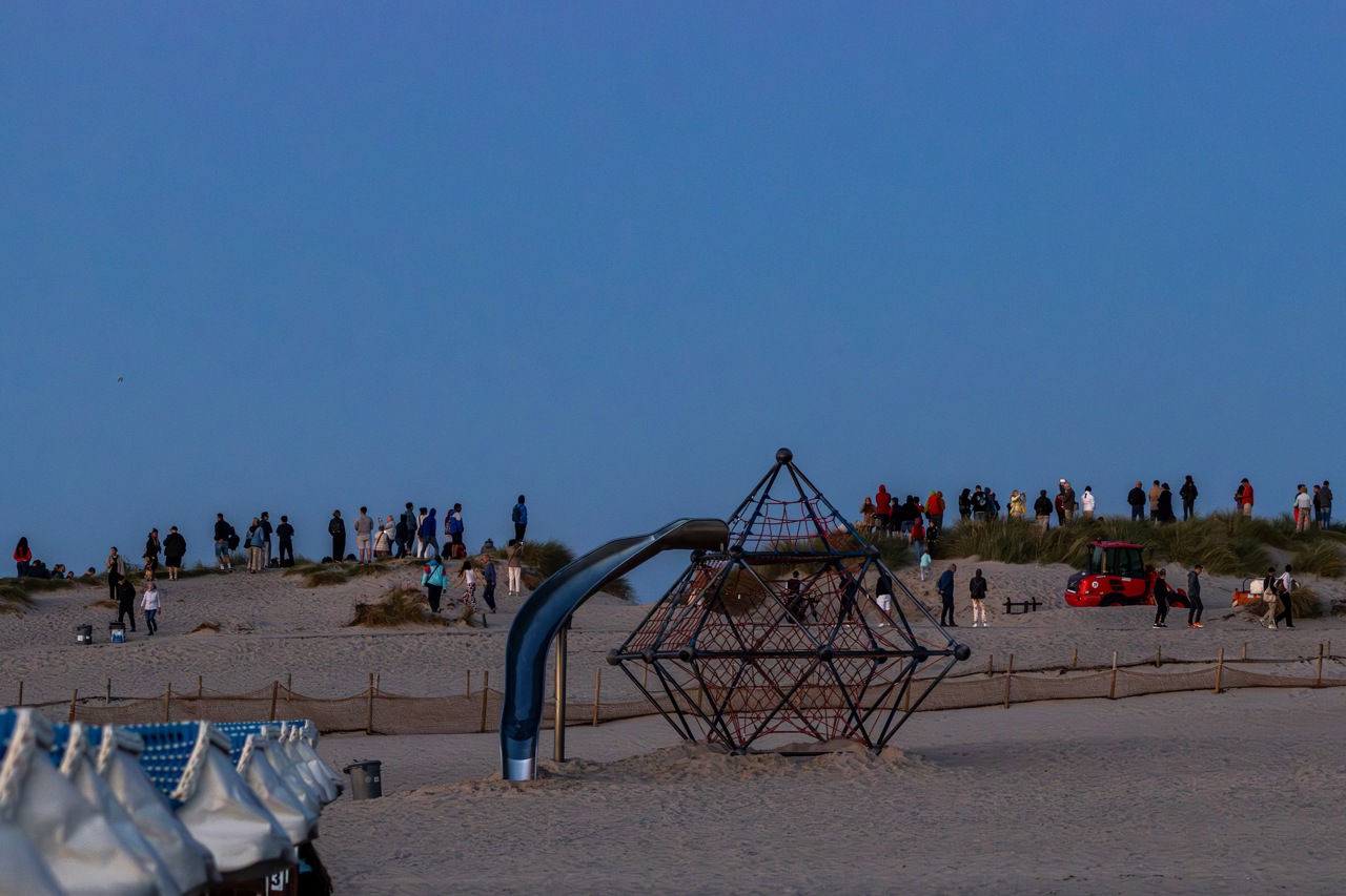 Warten auf den Blutmond: Schaulustige in Warnemünde