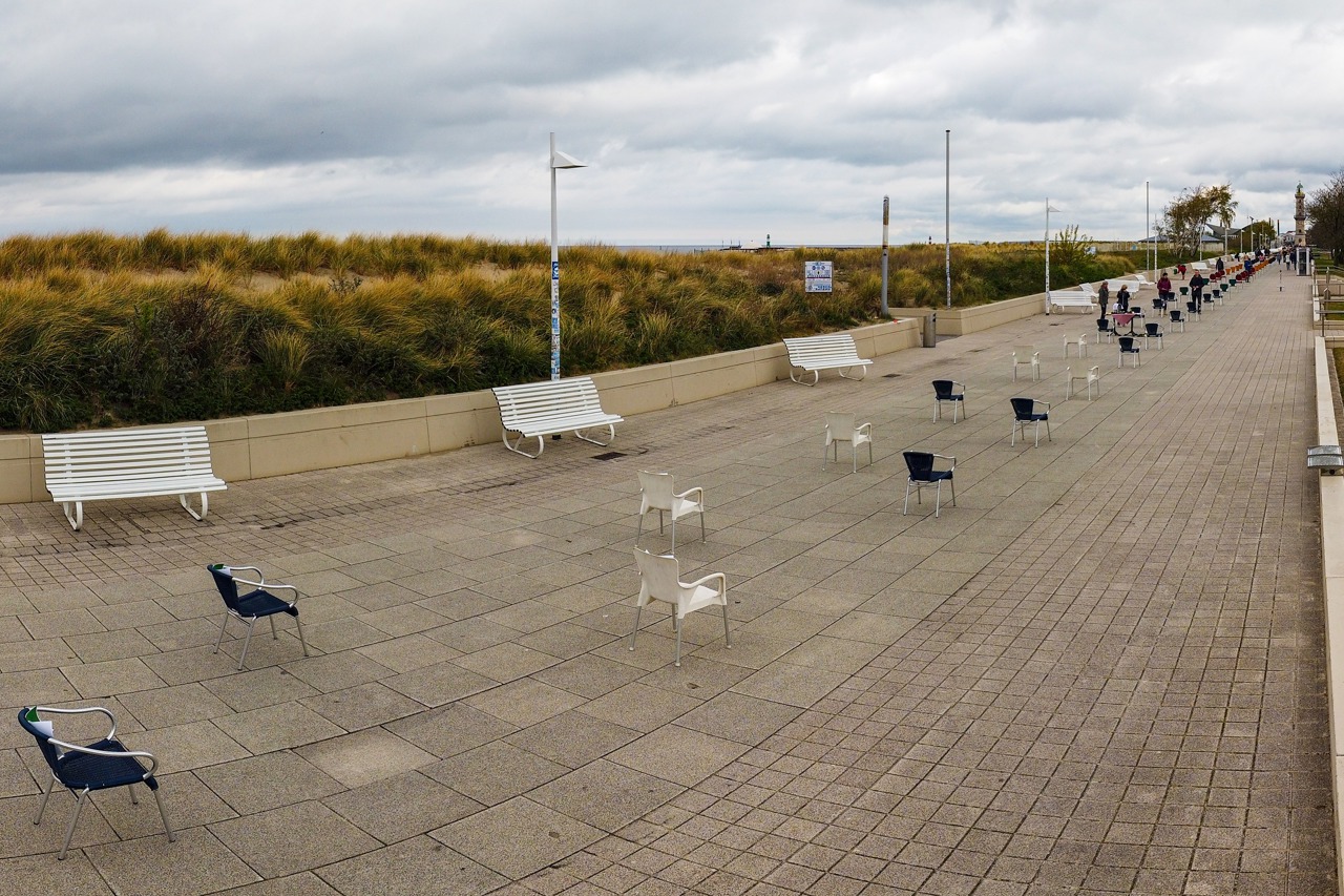 Leere Stühle auf der Warnemünder Promenade
