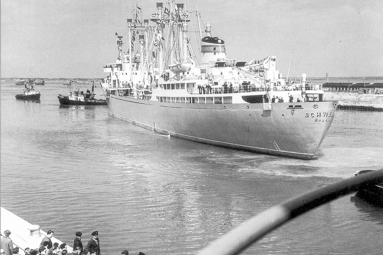 Zur Einweihung des Überseehafens Rostock wurde im April 1960 am Liegeplatz 31 die erste Hieve aus dem Motorschiff „Schwerin“ gelöscht (Foto: Archiv Rostock Port)