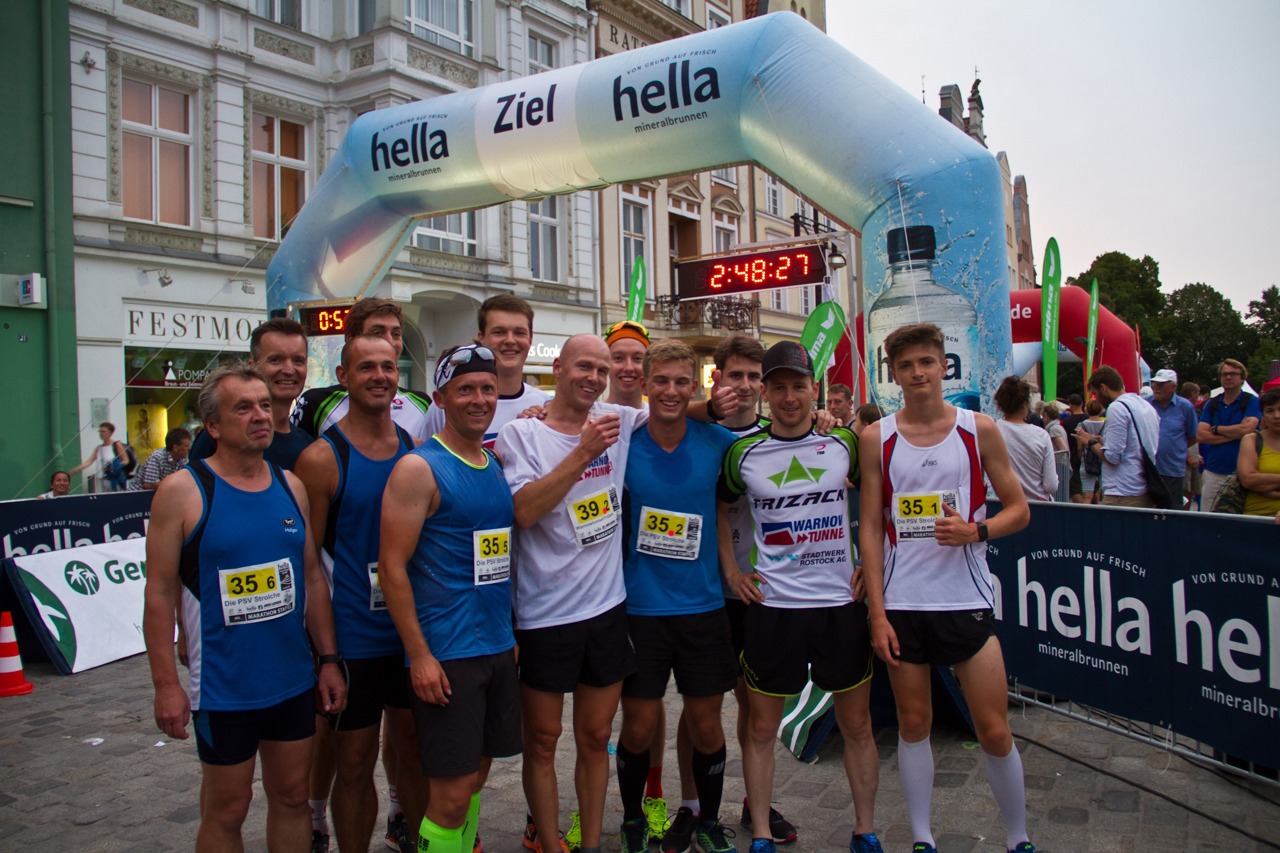 Die zweit- und drittplatzierten Marathonstaffeln am Ziel
