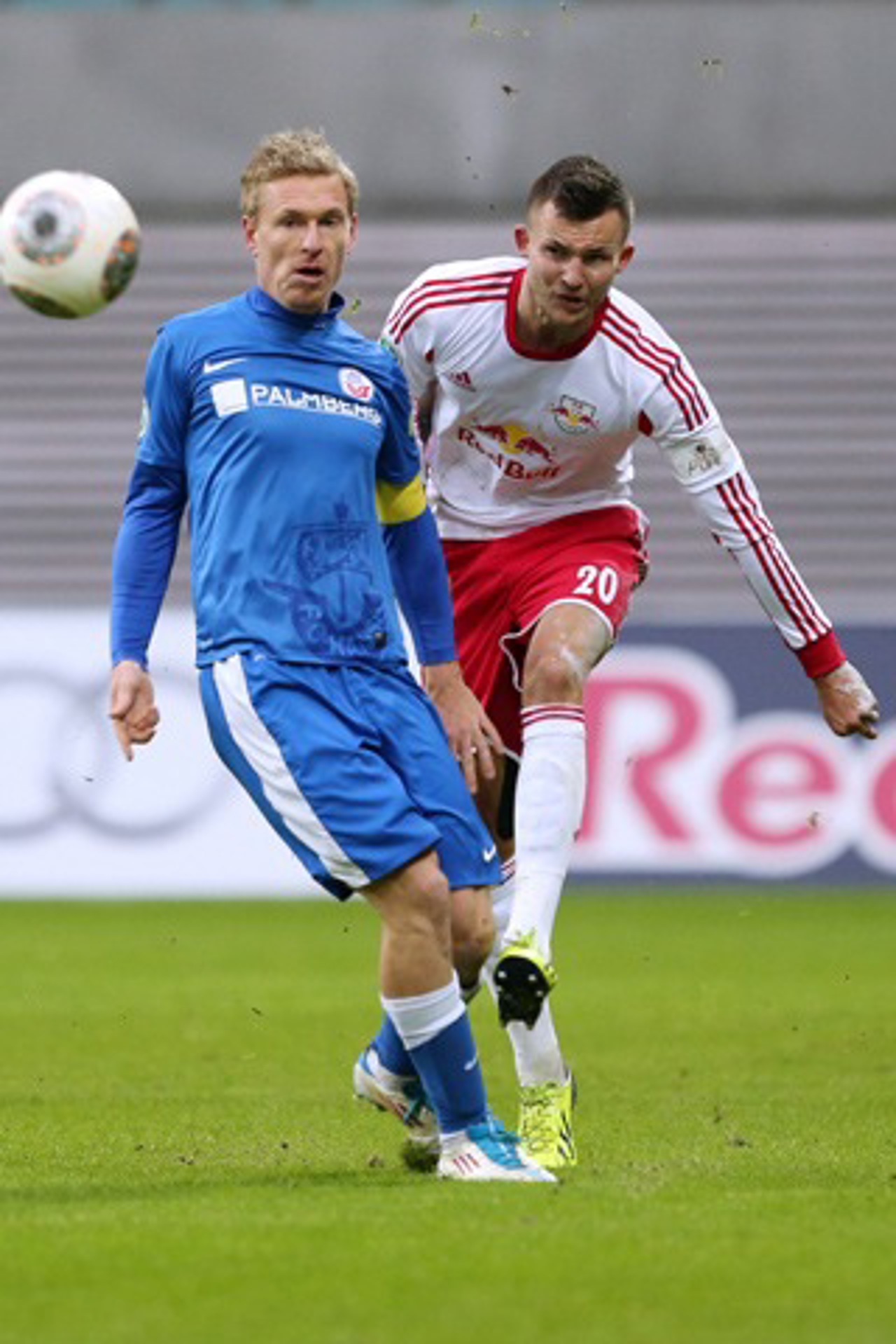 Leonhard Haas (Hansa Rostock) im Duell mit Denis Thomalla (RB Leipzig)