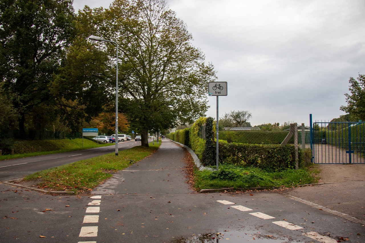 Entlang der Gartenanlage reicht der Platz in der Parkstraße Warnemünde auch künftig nur für einen kombinierten Rad-/Fußweg